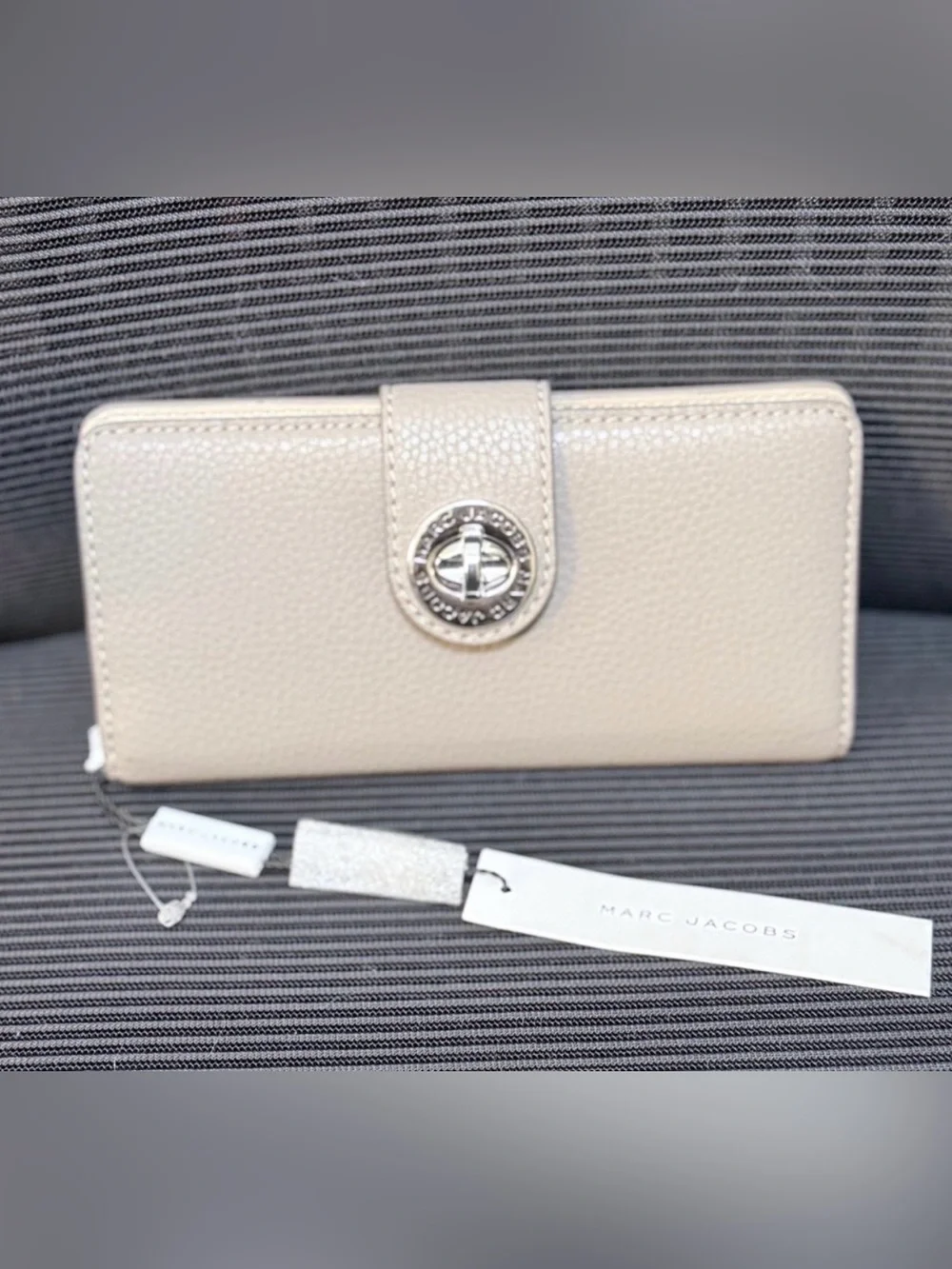 NWT Marc Jacobs Cream Pebbled Leather Snap Wallet with Turnlock